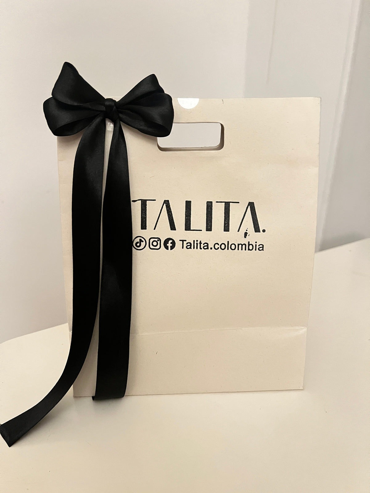BOLSA CON MOÑO Y TARJETA