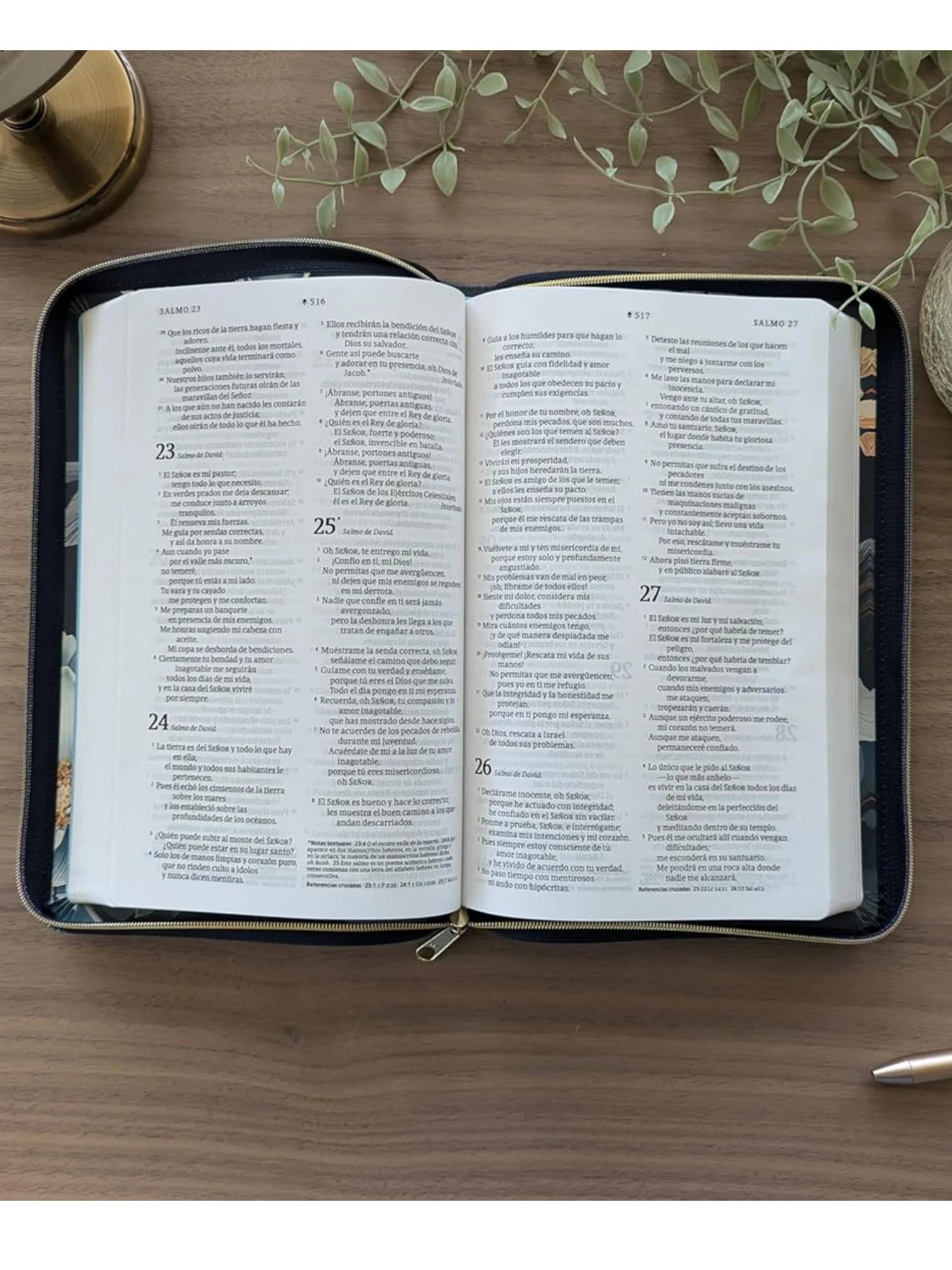 BIBLIA FLORAL CON CIERRE (NTV)