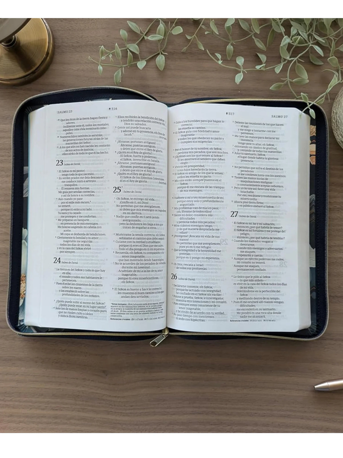 BIBLIA FLORAL CON CIERRE (NTV)