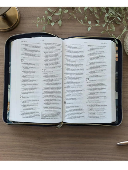 BIBLIA FLORAL CON CIERRE (NTV)